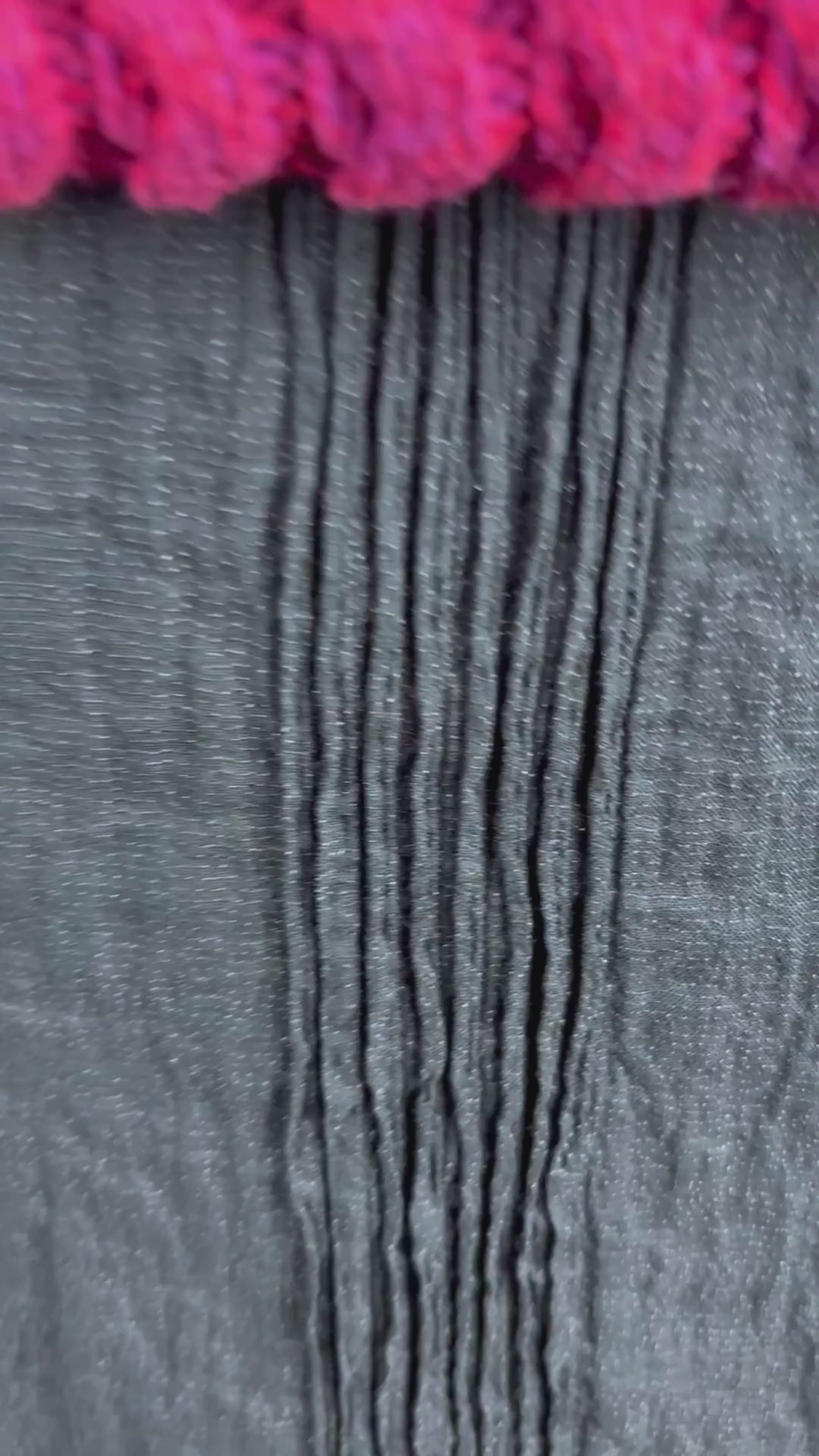 Robe noire effet froissé scintillante Luisa Cerano, taille 6. Vue de la vidéo qui présente tous les détails de la robe.