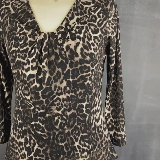 Chandail léger à motif léopard Jones New York, taille small. Vue de la vidéo qui présente tous les détails du chandail.