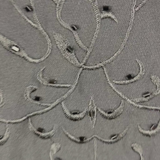 Blouse noire en soie Luisa Spagnoli, taille 52 (environ l/xl). Vue de la vidéo qui présente tous les détails de la blouse.