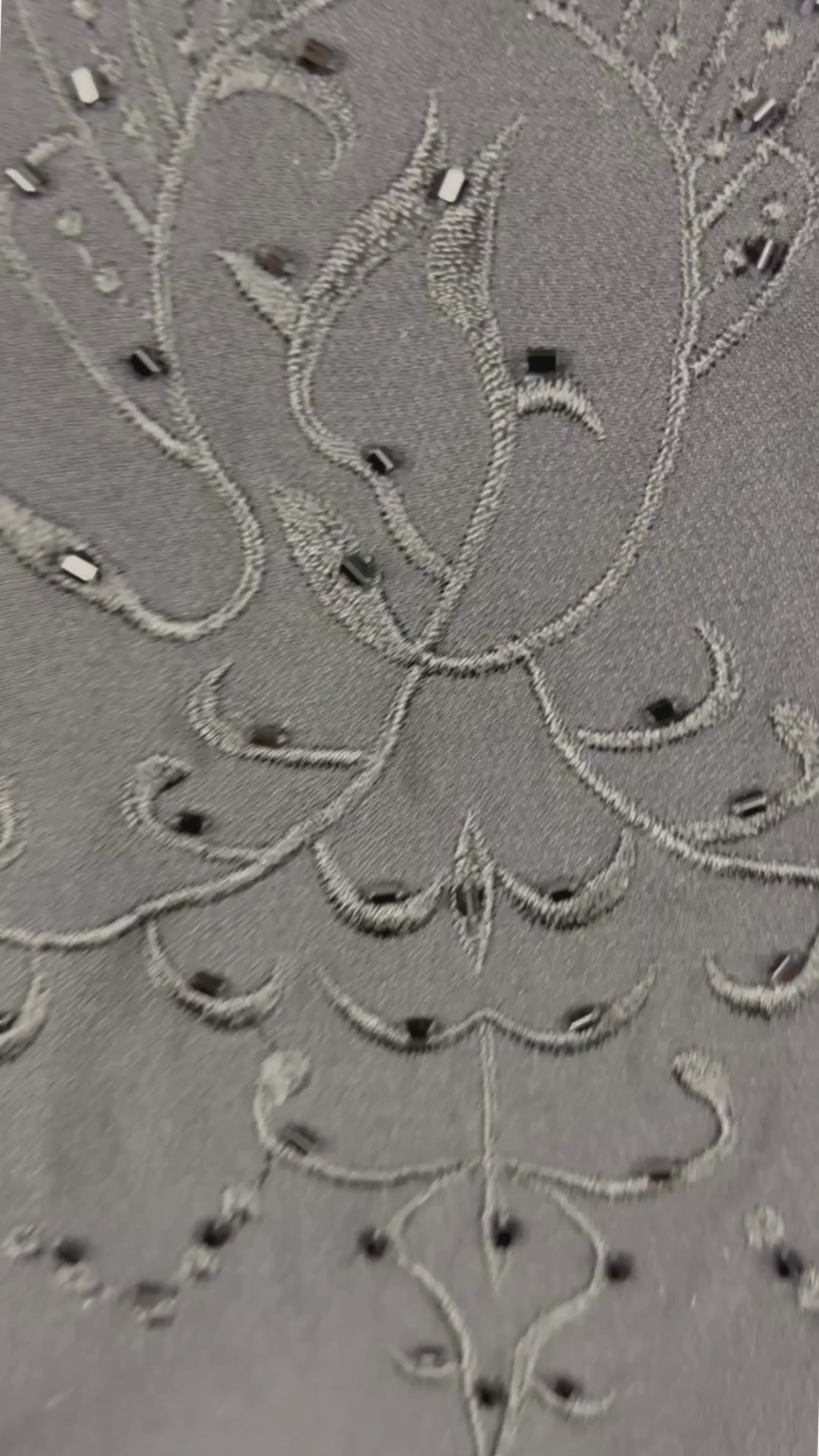 Blouse noire en soie Luisa Spagnoli, taille 52 (environ l/xl). Vue de la vidéo qui présente tous les détails de la blouse.