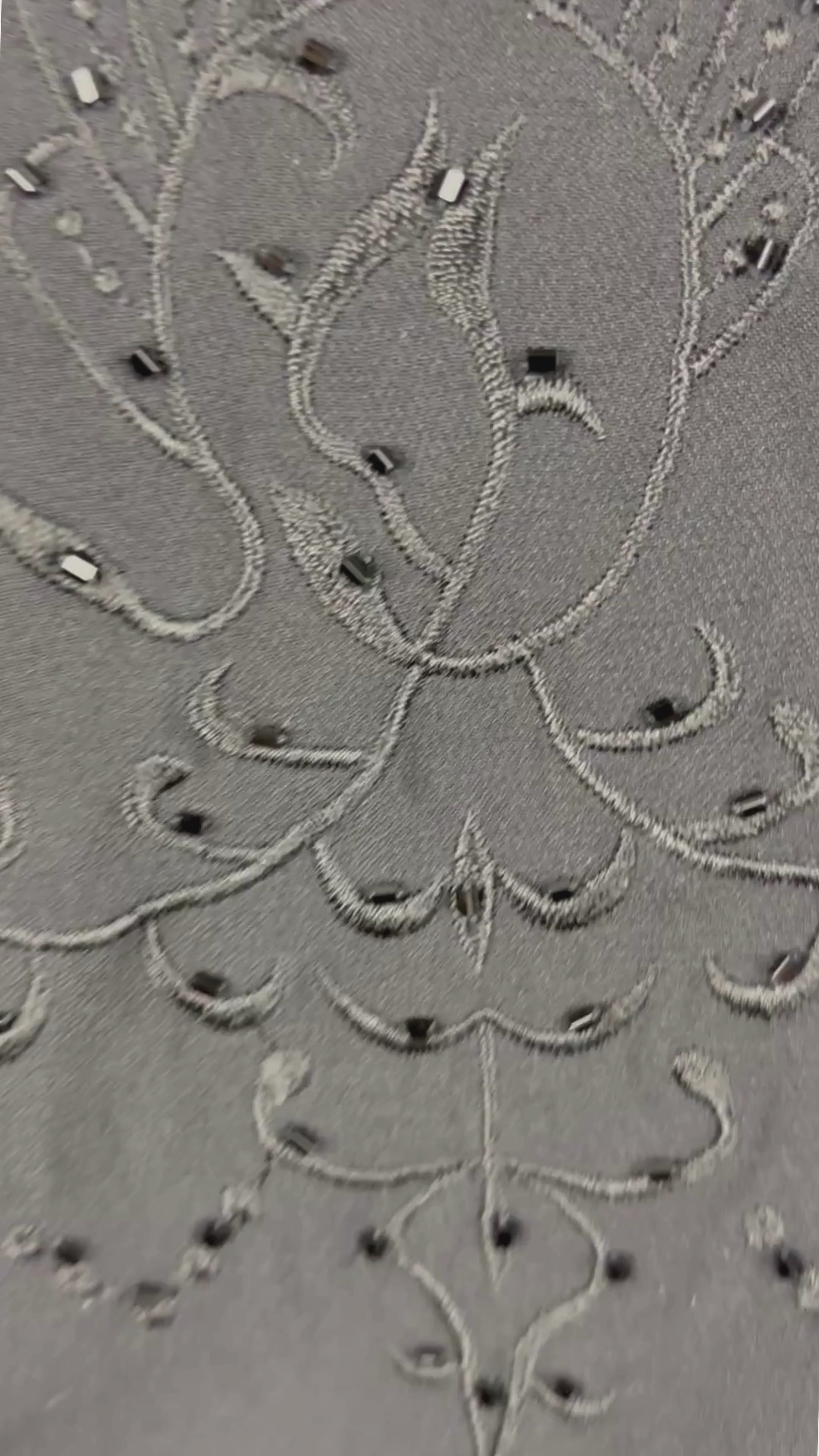 Blouse noire en soie Luisa Spagnoli, taille 52 (environ l/xl). Vue de la vidéo qui présente tous les détails de la blouse.