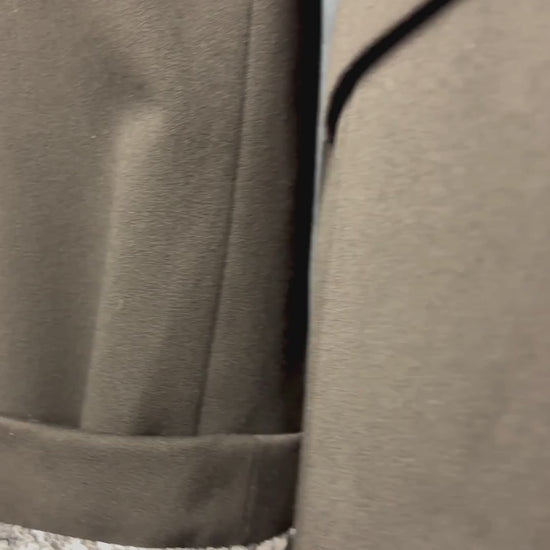 Blazer noir ajusté lavable Tristan, taille 6. Vue de la vidéo qui présente tous les détails du blazer.