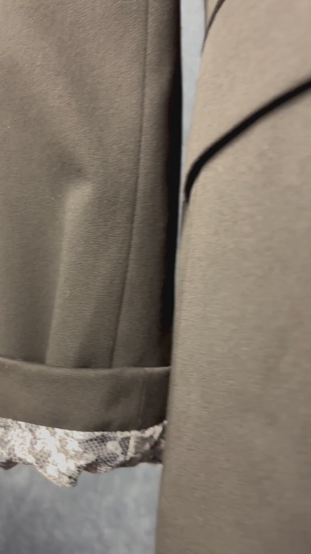 Blazer noir ajusté lavable Tristan, taille 6. Vue de la vidéo qui présente tous les détails du blazer.