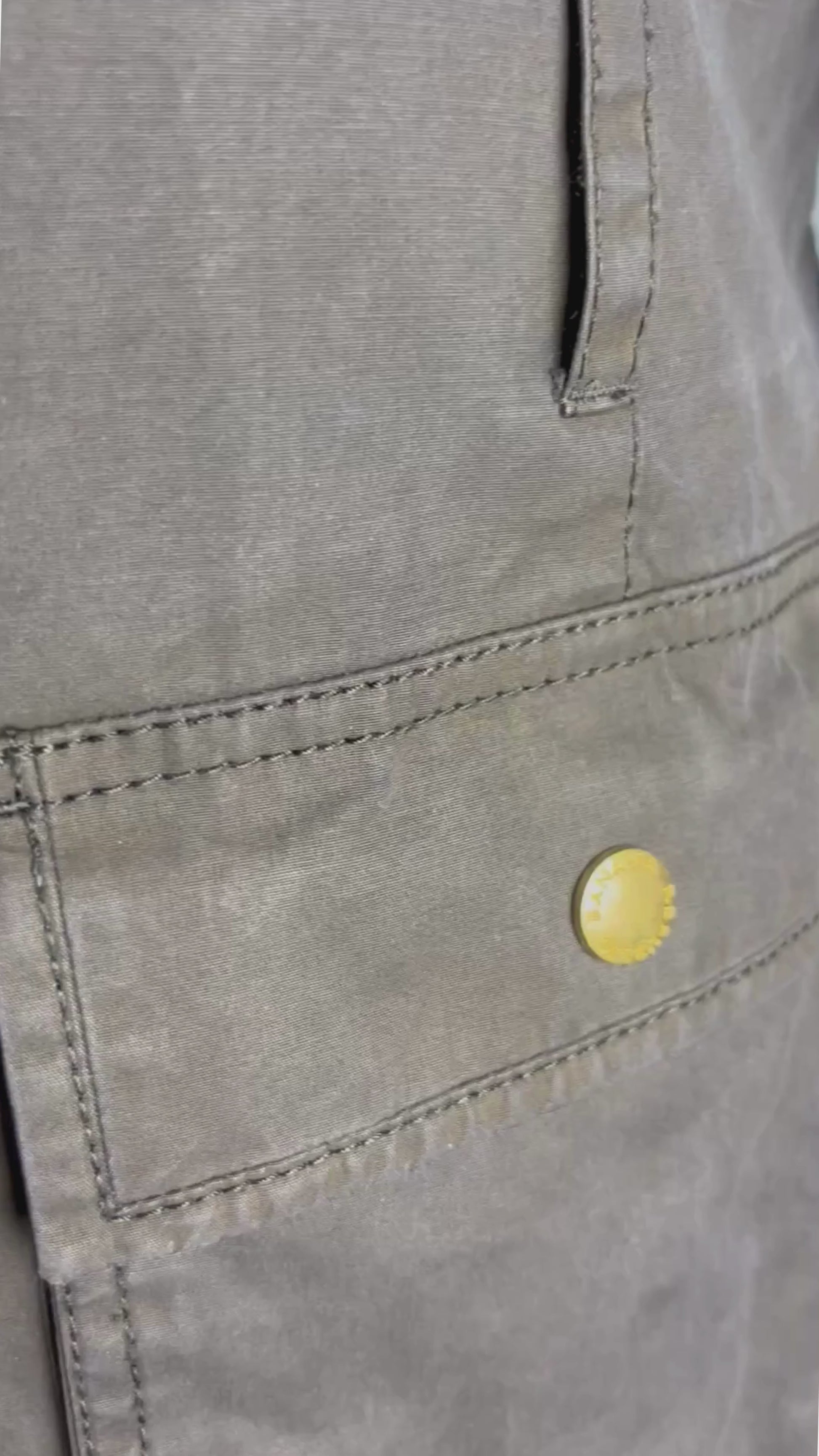 Manteau style travail ou barn jacket gris usé, Banana Republic, taille small. Vue de la vidéo qui présente tous les détails du manteau.
