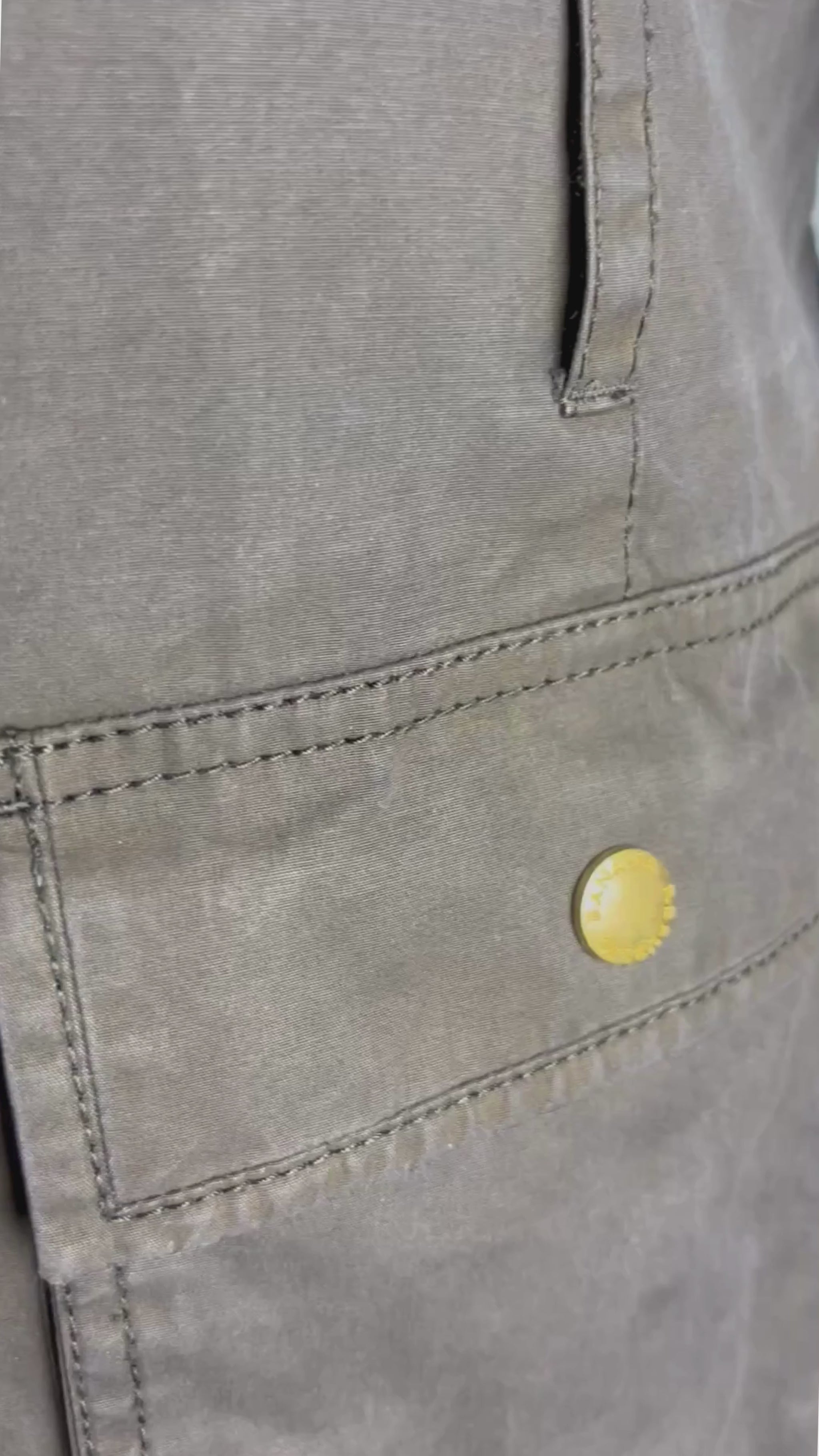 Manteau style travail ou barn jacket gris usé, Banana Republic, taille small. Vue de la vidéo qui présente tous les détails du manteau.