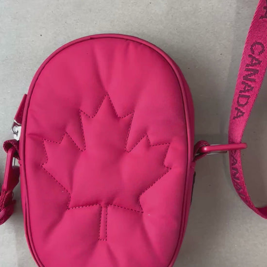Sac Team Canada 22 Future Legacy cramoisie Lululemon. Vue de la vidéo qui présente tous les détails du sac.
