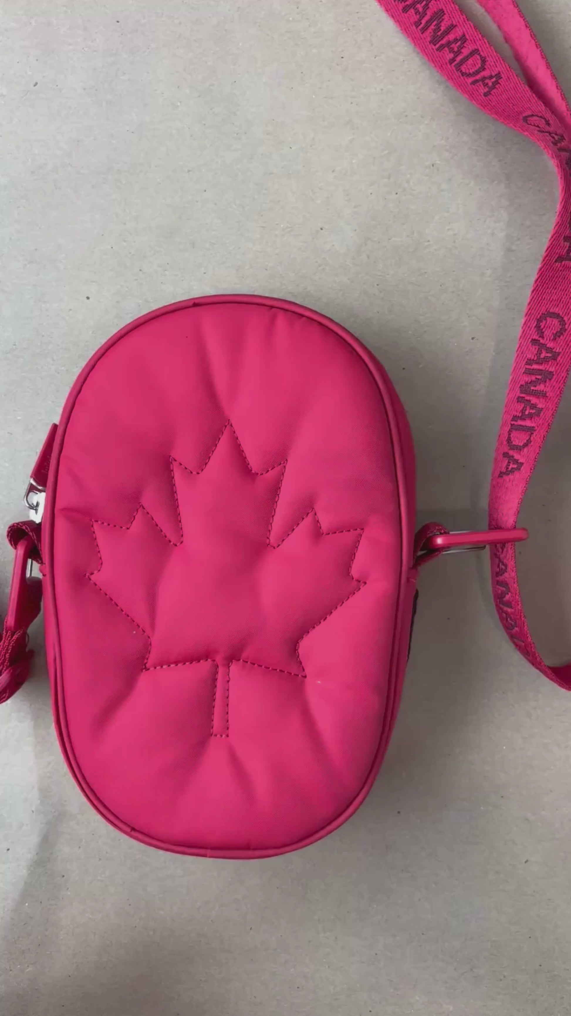 Sac Team Canada 22 Future Legacy cramoisie Lululemon. Vue de la vidéo qui présente tous les détails du sac.