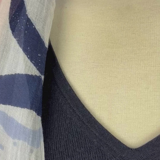Robe droite en fin tricot marine foncé Ca va de soi, taille medium (peut aussi convenir à small). Vue de la vidéo qui présente tous les détails de la robe.