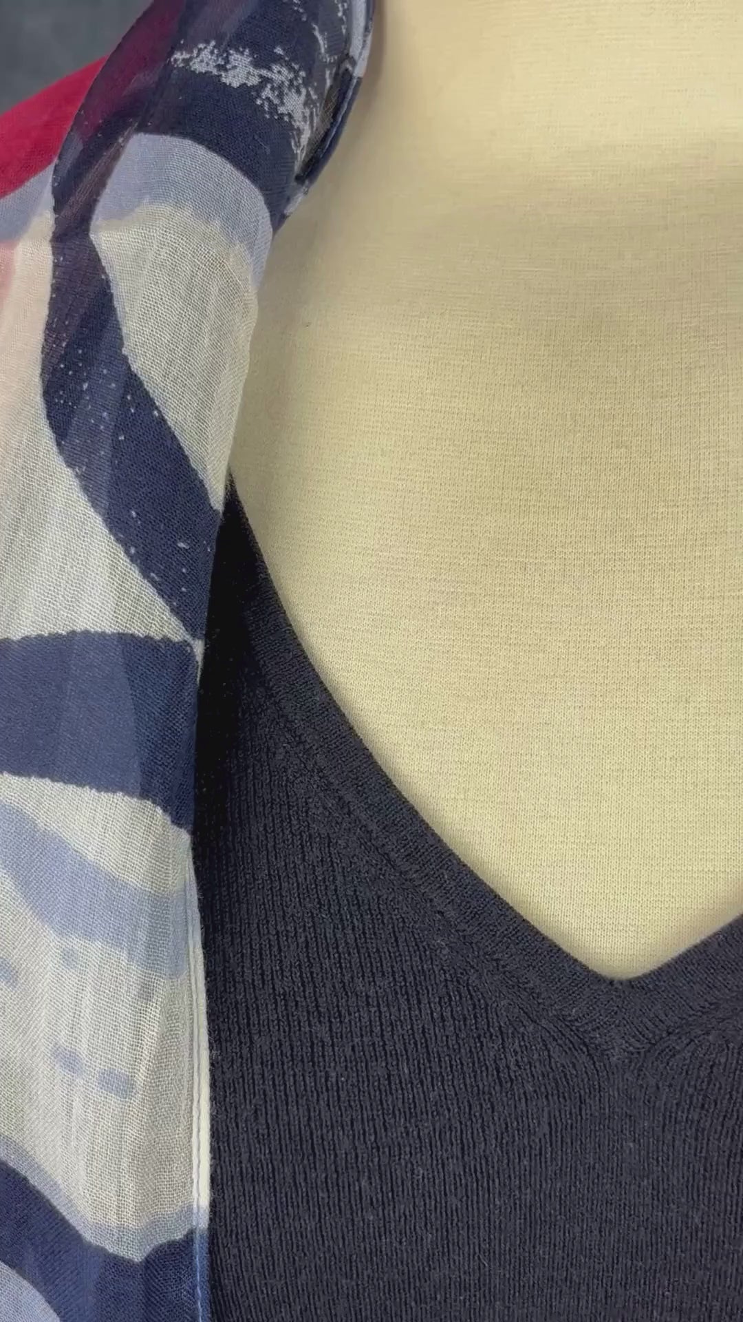 Robe droite en fin tricot marine foncé Ca va de soi, taille medium (peut aussi convenir à small). Vue de la vidéo qui présente tous les détails de la robe.