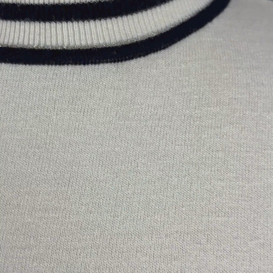 Chandail crème à col montant à ourlets à rayures noires et argentées Tristan, taille small. Vue de la vidéo qui présente tous les détails du chandail.