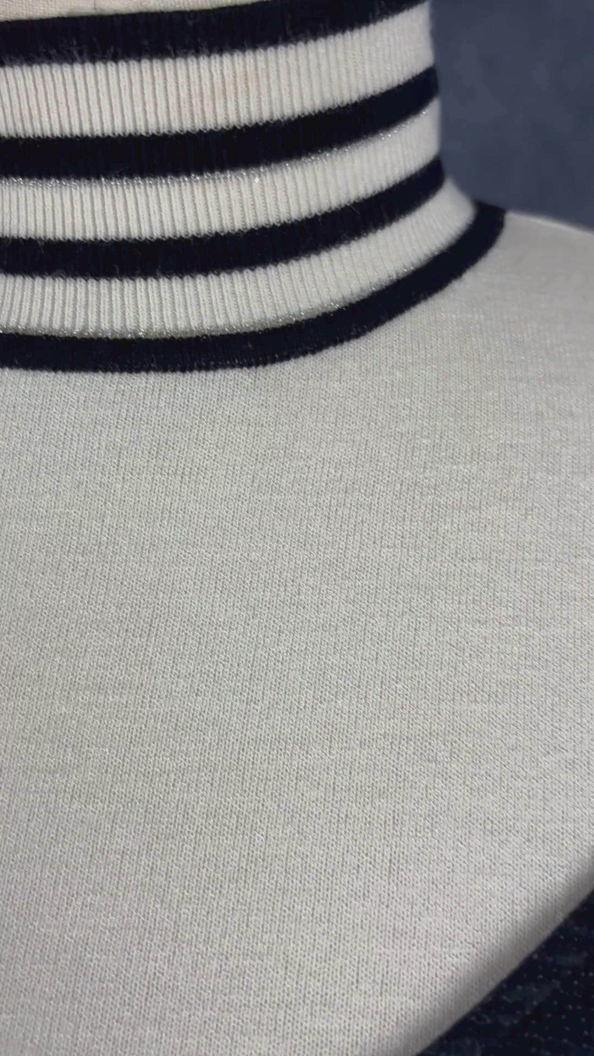 Chandail crème à col montant à ourlets à rayures noires et argentées Tristan, taille small. Vue de la vidéo qui présente tous les détails du chandail.
