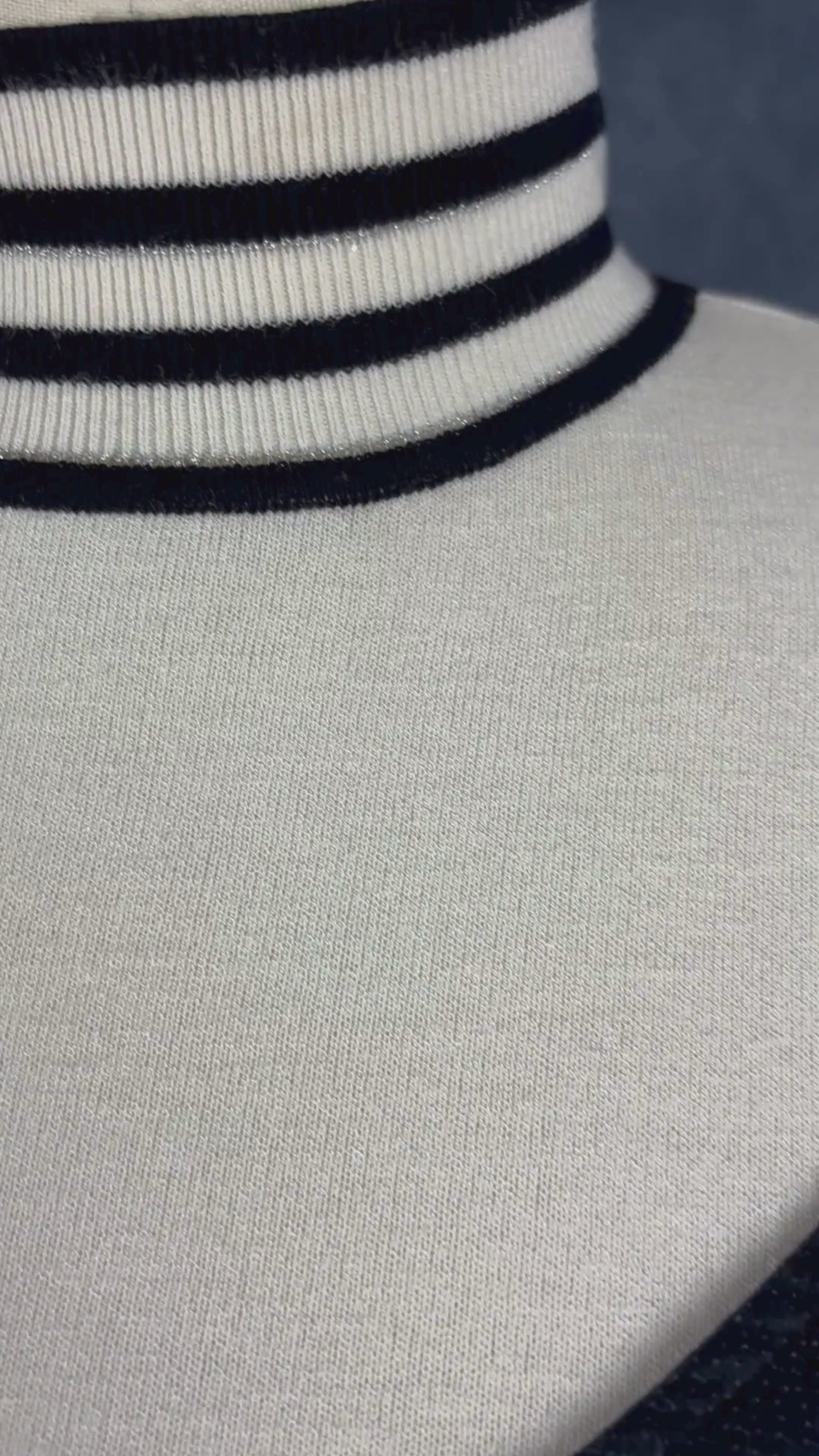 Chandail crème à col montant à ourlets à rayures noires et argentées Tristan, taille small. Vue de la vidéo qui présente tous les détails du chandail.