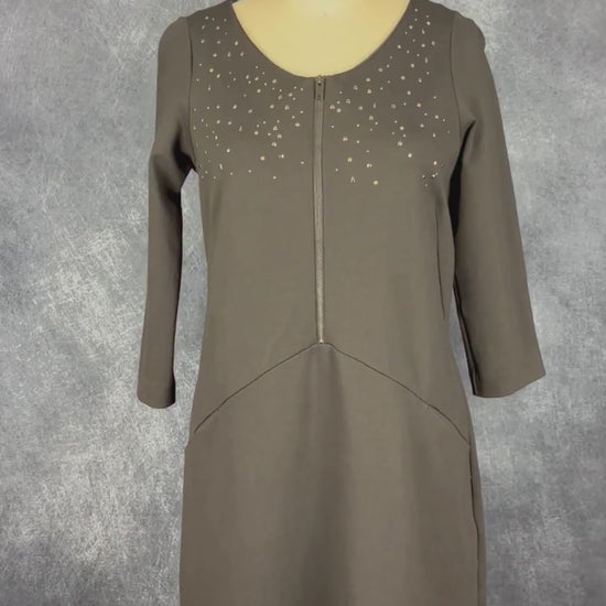 Robe noire confortable encolure cloutée Sandwich, taille small. Vue de la vidéo qui présente tous les détails de la robe.
