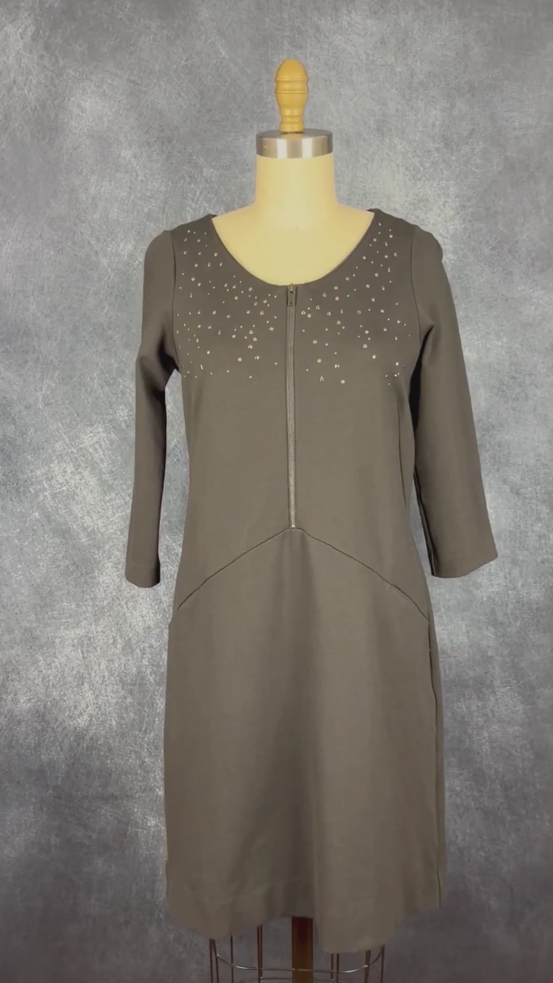 Robe noire confortable encolure cloutée Sandwich, taille small. Vue de la vidéo qui présente tous les détails de la robe.