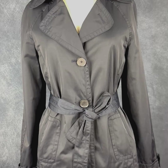 Manteau mi-long style trench marine foncé Olsen Europe, taille 6. Vue de la vidéo qui présente tous les détails du manteau.