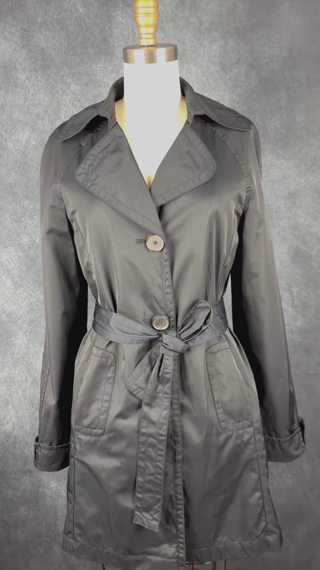 Manteau mi-long style trench marine foncé Olsen Europe, taille 6. Vue de la vidéo qui présente tous les détails du manteau.