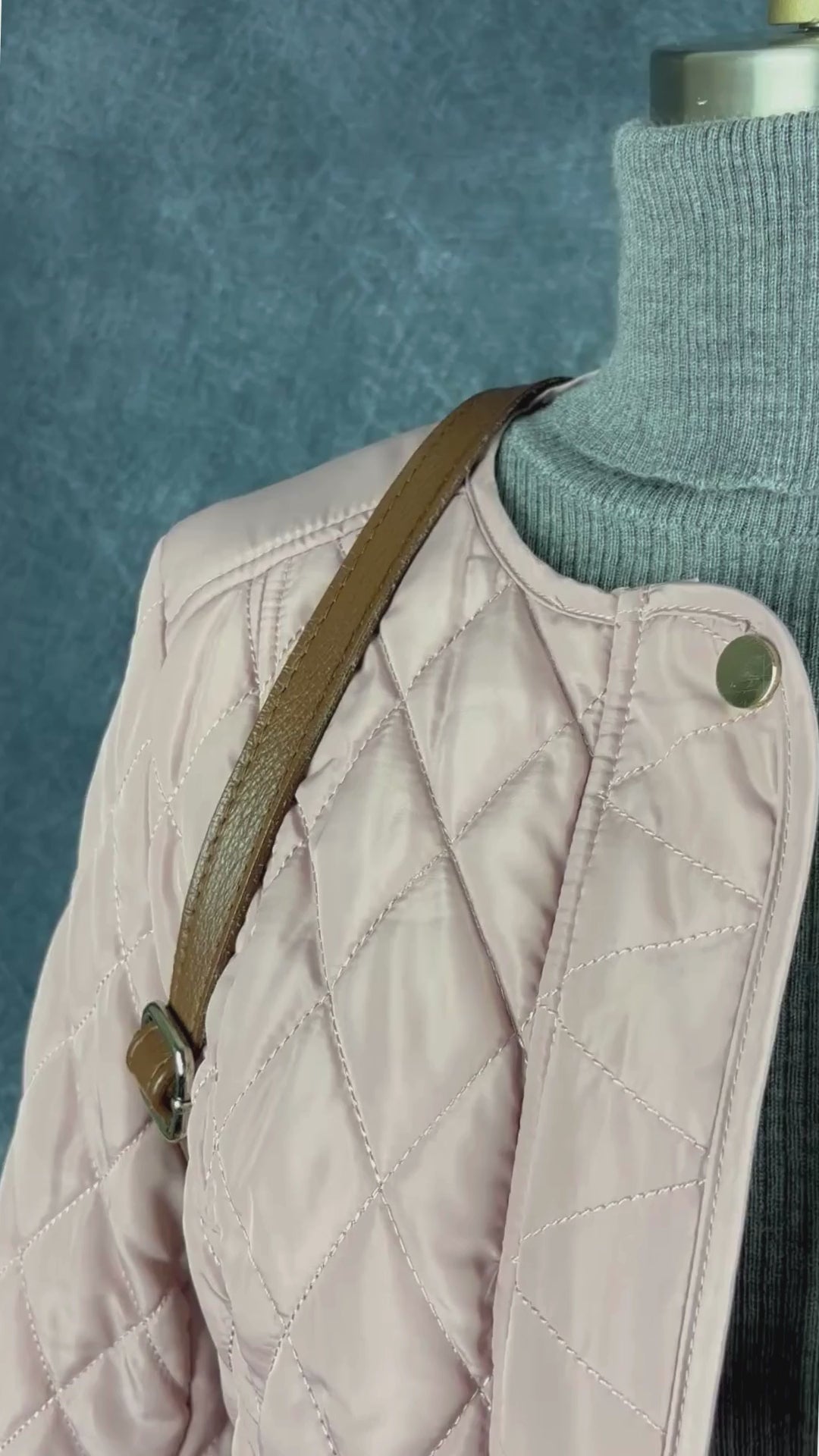 Chandail à col roulé en laine mérinos gris chiné Set, taille 8 qui correspond à xs/s. Vue de la vidéo qui présente tous les détails du chandail.