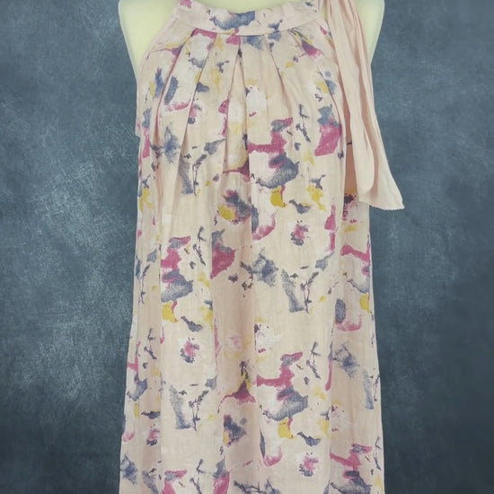 Robe bain de soleil en lin à doux motifs Bellambra, taille medium. Vue de la vidéo qui présente tous les détails de la robe.