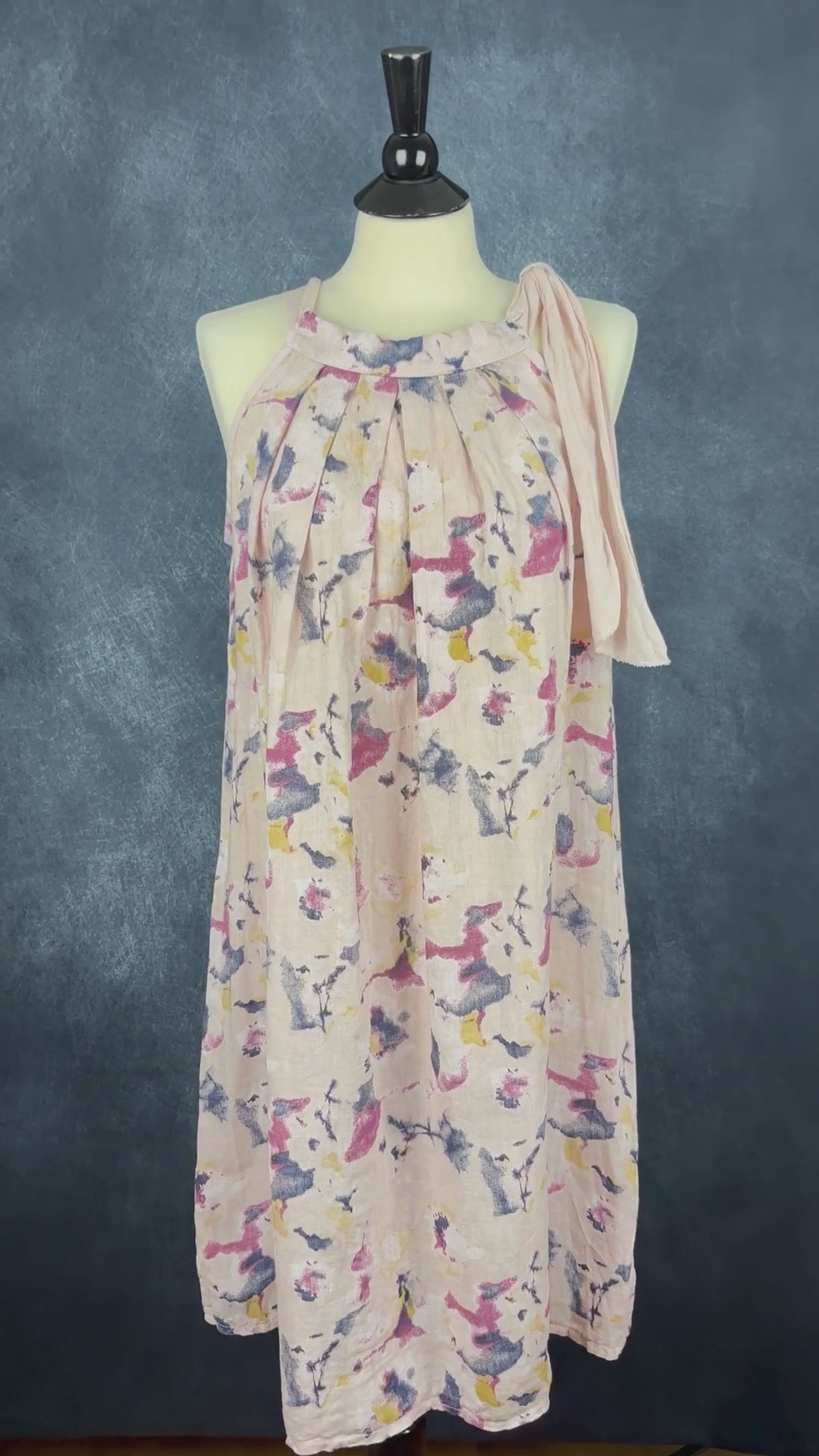 Robe bain de soleil en lin à doux motifs Bellambra, taille medium. Vue de la vidéo qui présente tous les détails de la robe.