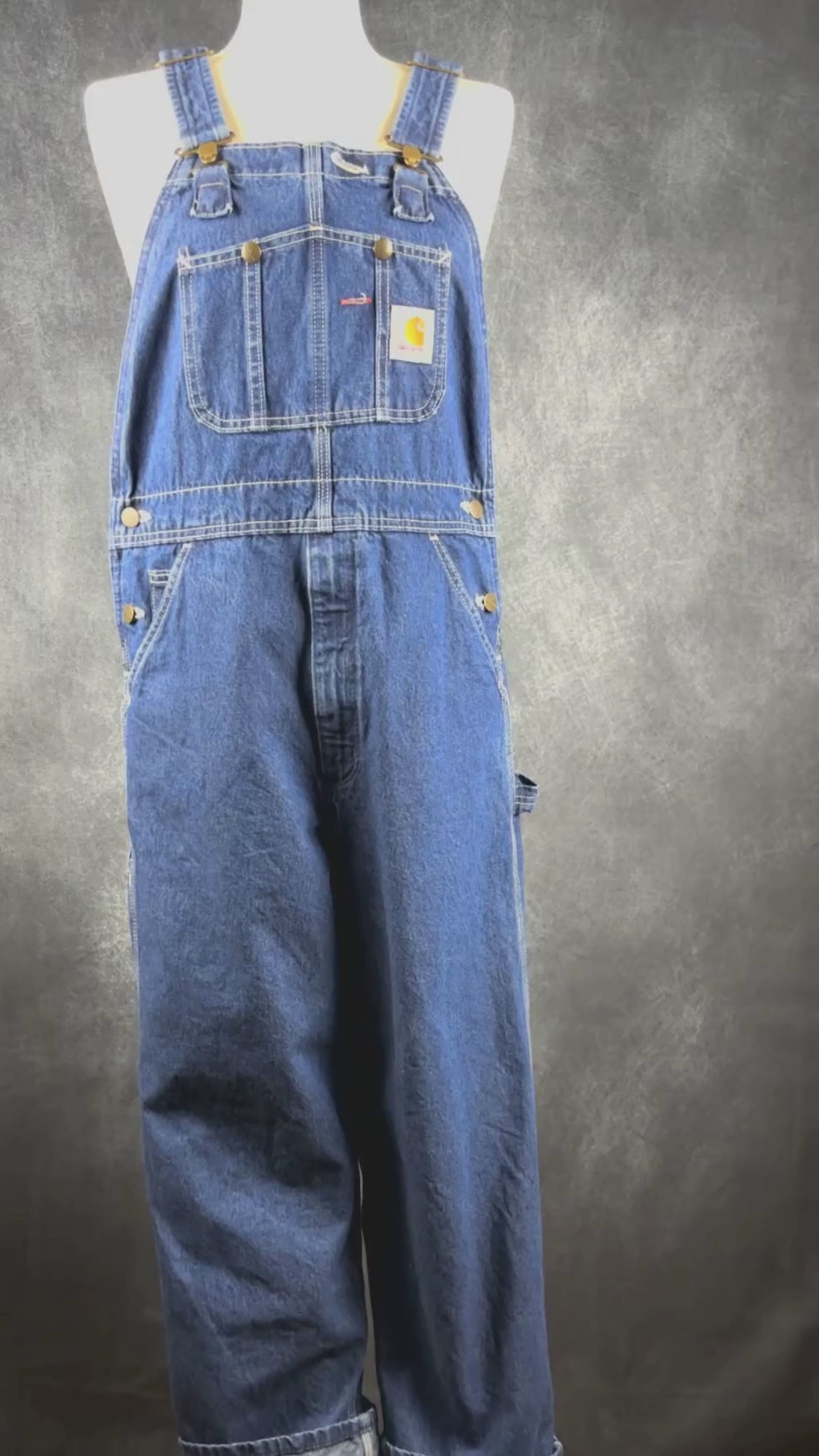 Salopette en jeans foncé Carhartt, taille 32. Vue de la vidéo qui présente tous les détails de la salopette.