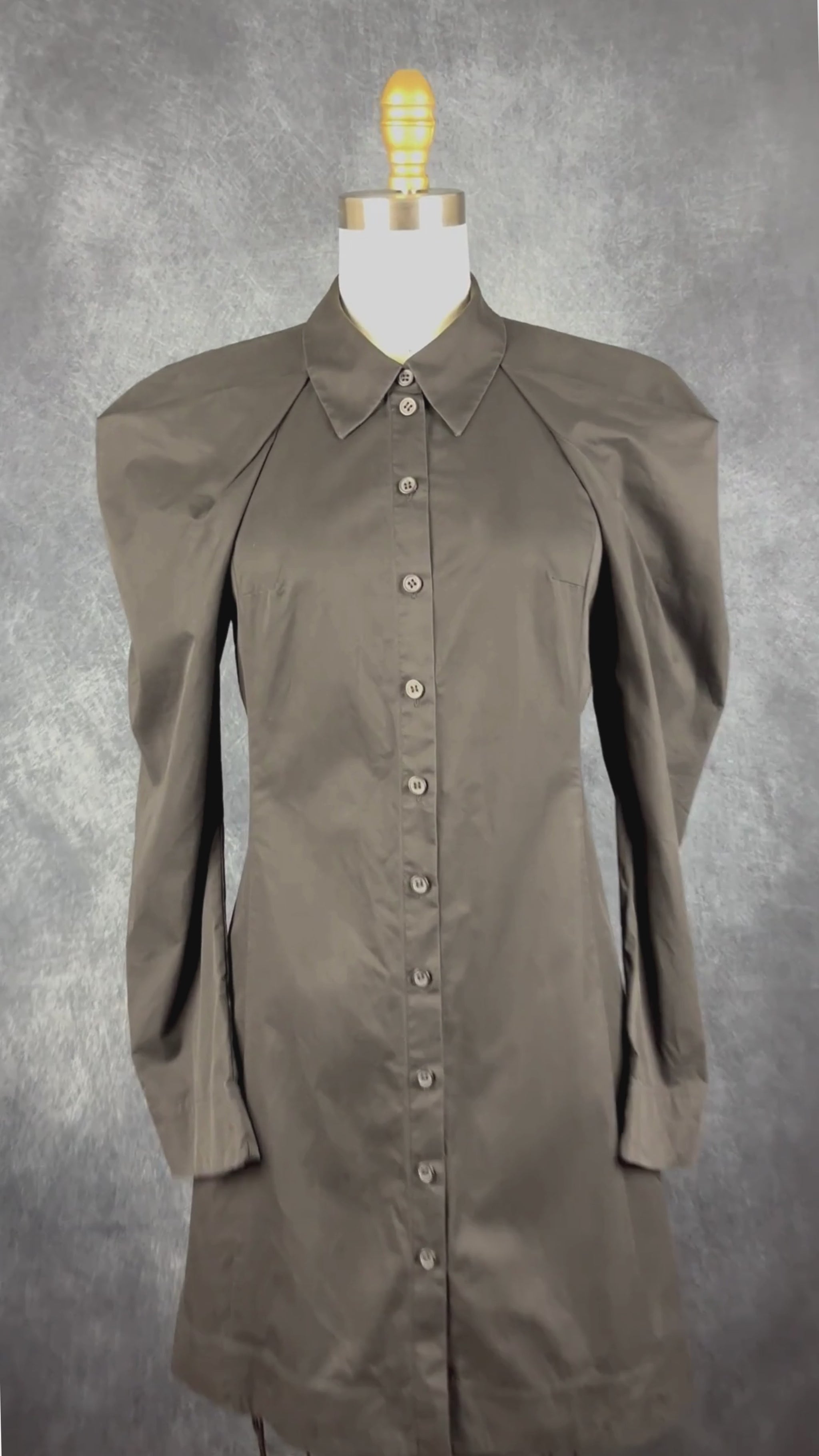 Robe chemisier noire en popeline de coton avec épaules structurées Cos, taille 4. Vue de la vidéo qui présente tous les détails de la robe.