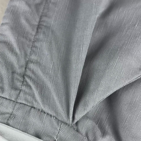 Pantalon court gris pâle en lyocell et lin Wilfred, taille 2. Vue de la vidéo qui présente tous les détails du pantalon.