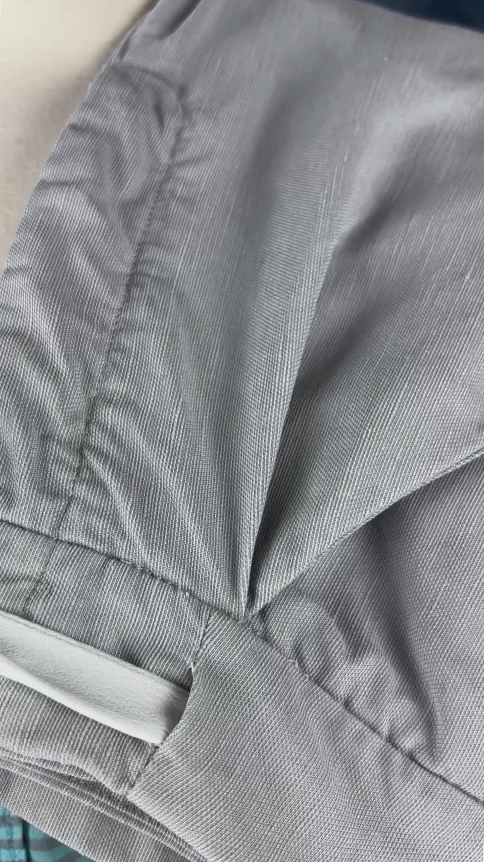Pantalon court gris pâle en lyocell et lin Wilfred, taille 2. Vue de la vidéo qui présente tous les détails du pantalon.