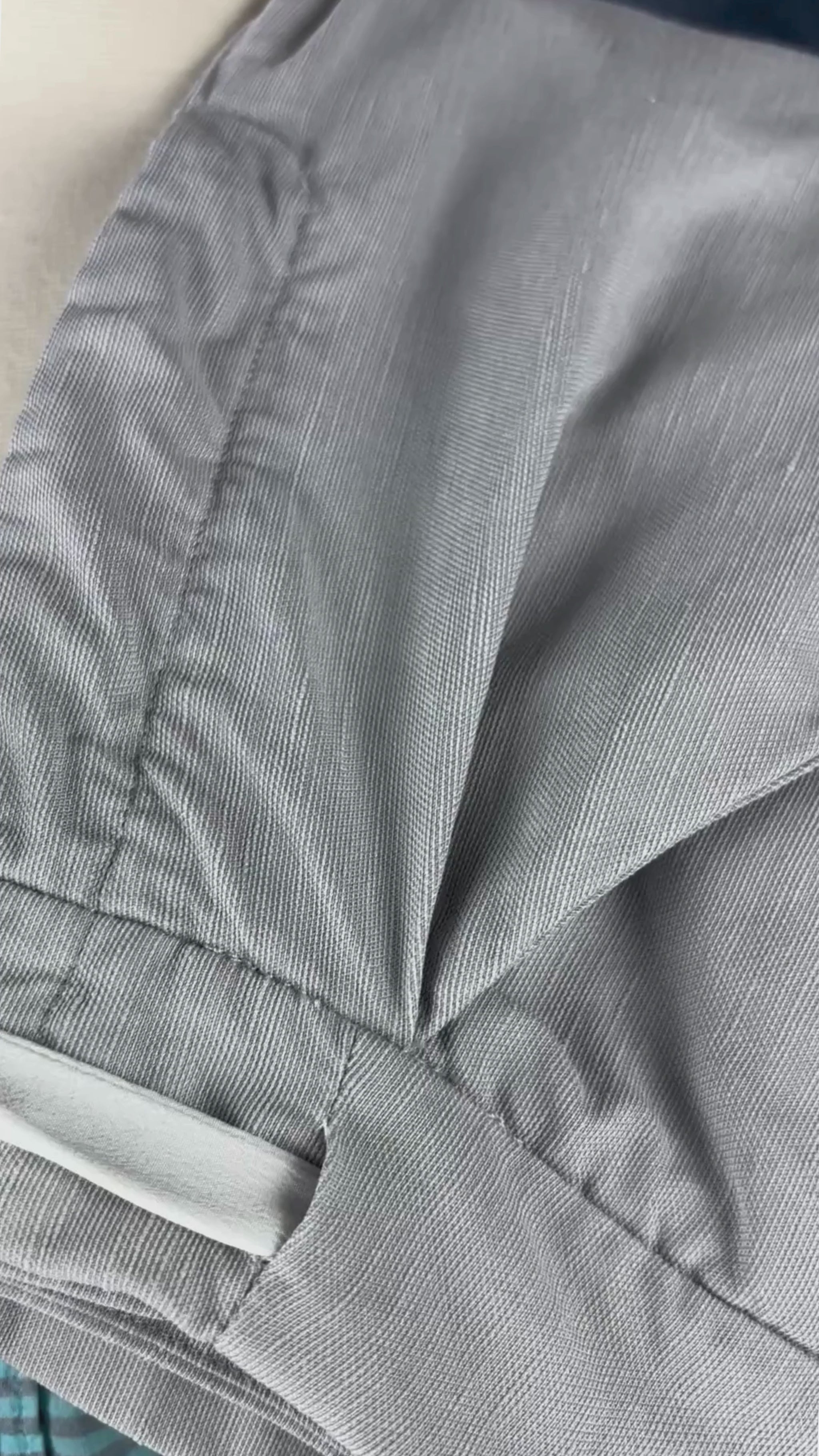 Pantalon court gris pâle en lyocell et lin Wilfred, taille 2. Vue de la vidéo qui présente tous les détails du pantalon.