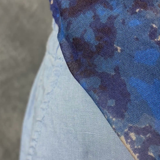 Foulard à motifs abstraits gris et bleu en viscose, Sandwich, taille grand rectangle. Vue de la vidéo qui présente tous les détails du foulard.
