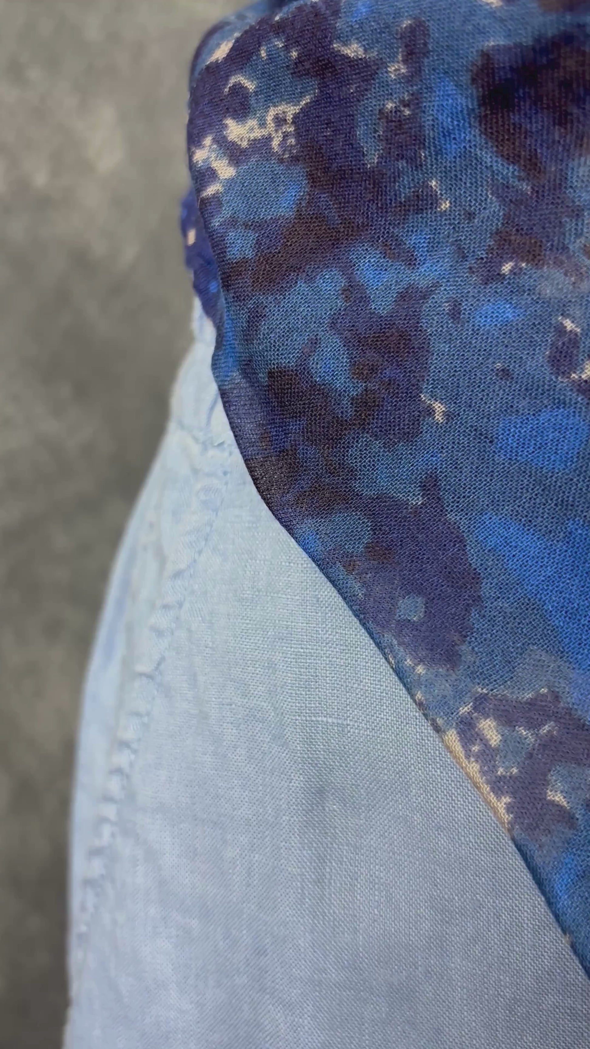 Foulard à motifs abstraits gris et bleu en viscose, Sandwich, taille grand rectangle. Vue de la vidéo qui présente tous les détails du foulard.