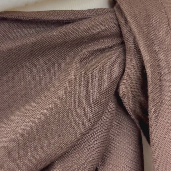 Chandail en tricot crème doux et moelleux, très extensible, à col roulé, Olsen, taille 14 (taille estimée à medium/large). Vue de la vidéo qui présente tous les détails du chandail.