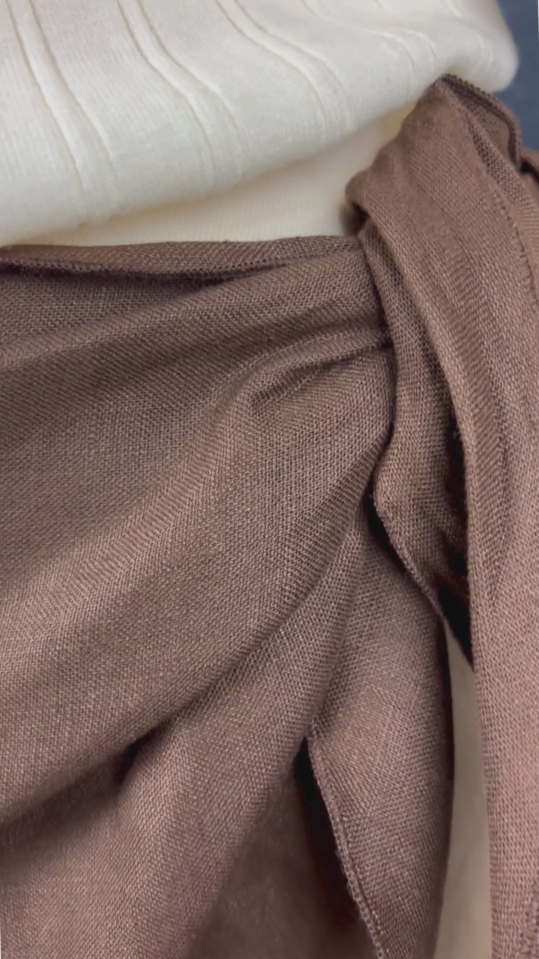 Chandail en tricot crème doux et moelleux, très extensible, à col roulé, Olsen, taille 14 (taille estimée à medium/large). Vue de la vidéo qui présente tous les détails du chandail.