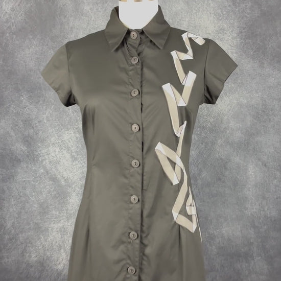 Robe chemisier noire à insertion de rubans Dinh Ba, taille xs. Vue de la vidéo qui présente tous les détails de la robe.