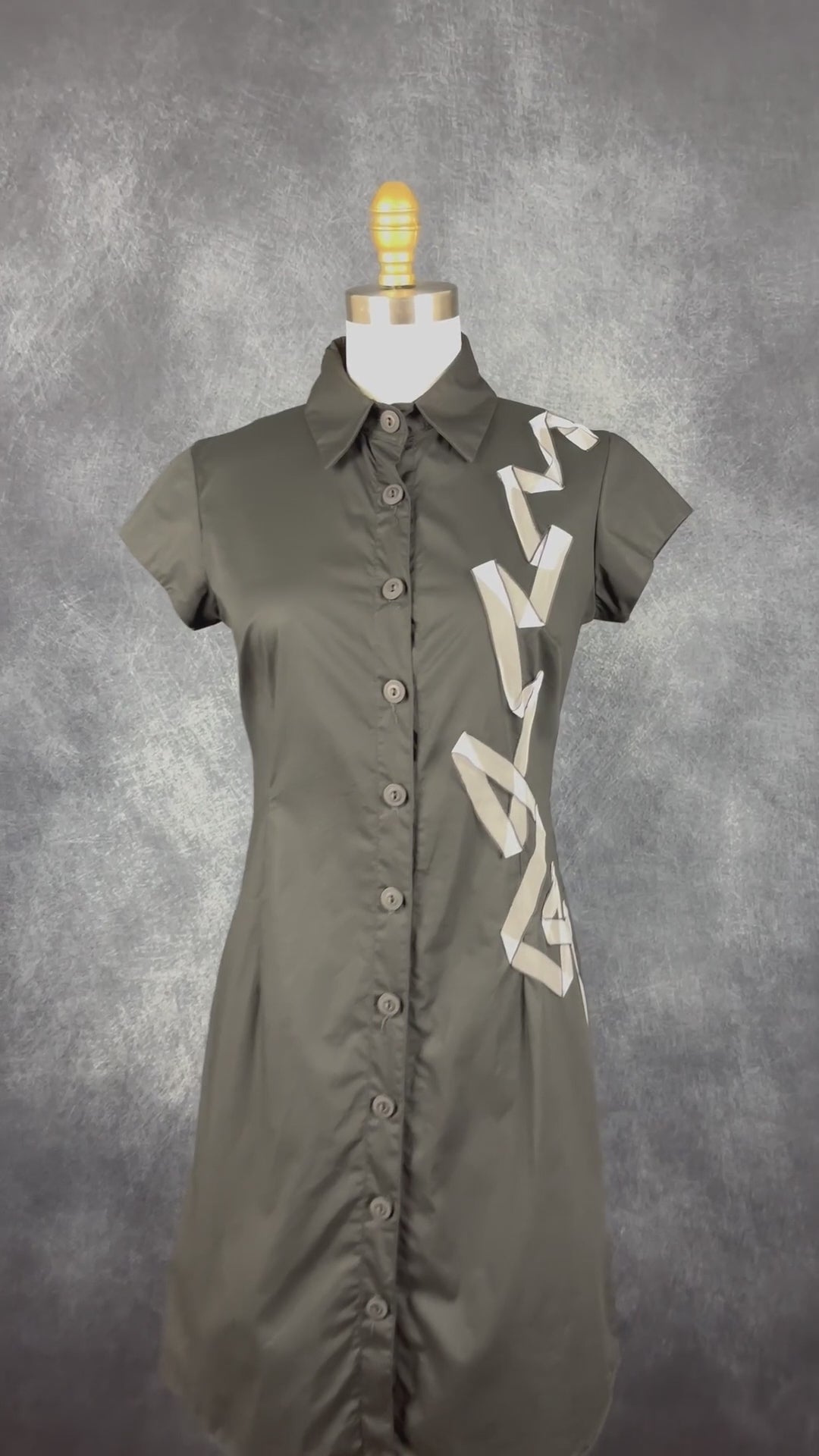 Robe chemisier noire à insertion de rubans Dinh Ba, taille xs. Vue de la vidéo qui présente tous les détails de la robe.