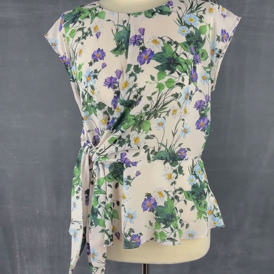 Haut floral péplum Tristan, taille large. Vue de la vidéo qui présente tous les détails du chandail.