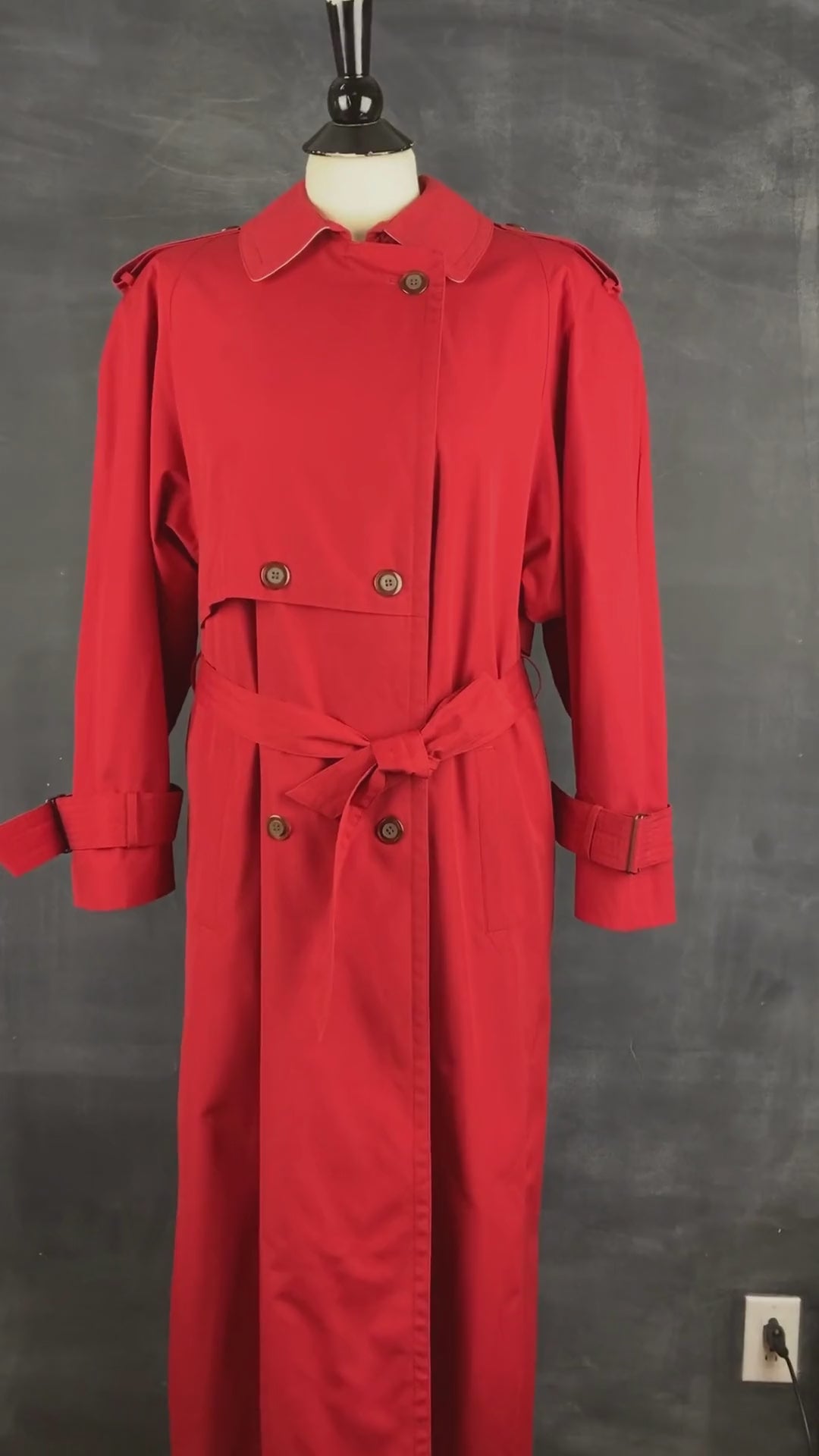 Manteau long vintage style trench rouge, taille small/medium. Vue de la vidéo qui présente tous les détails.