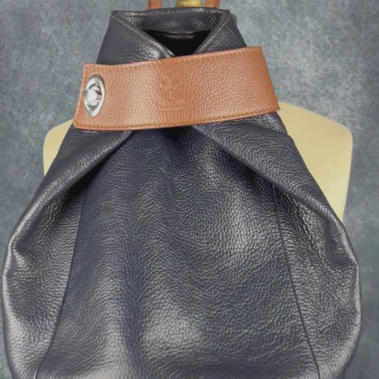 Sac à dos marine et brun en cuir Vera Pelle. Vue de la vidéo qui présente tous les détails du sac.