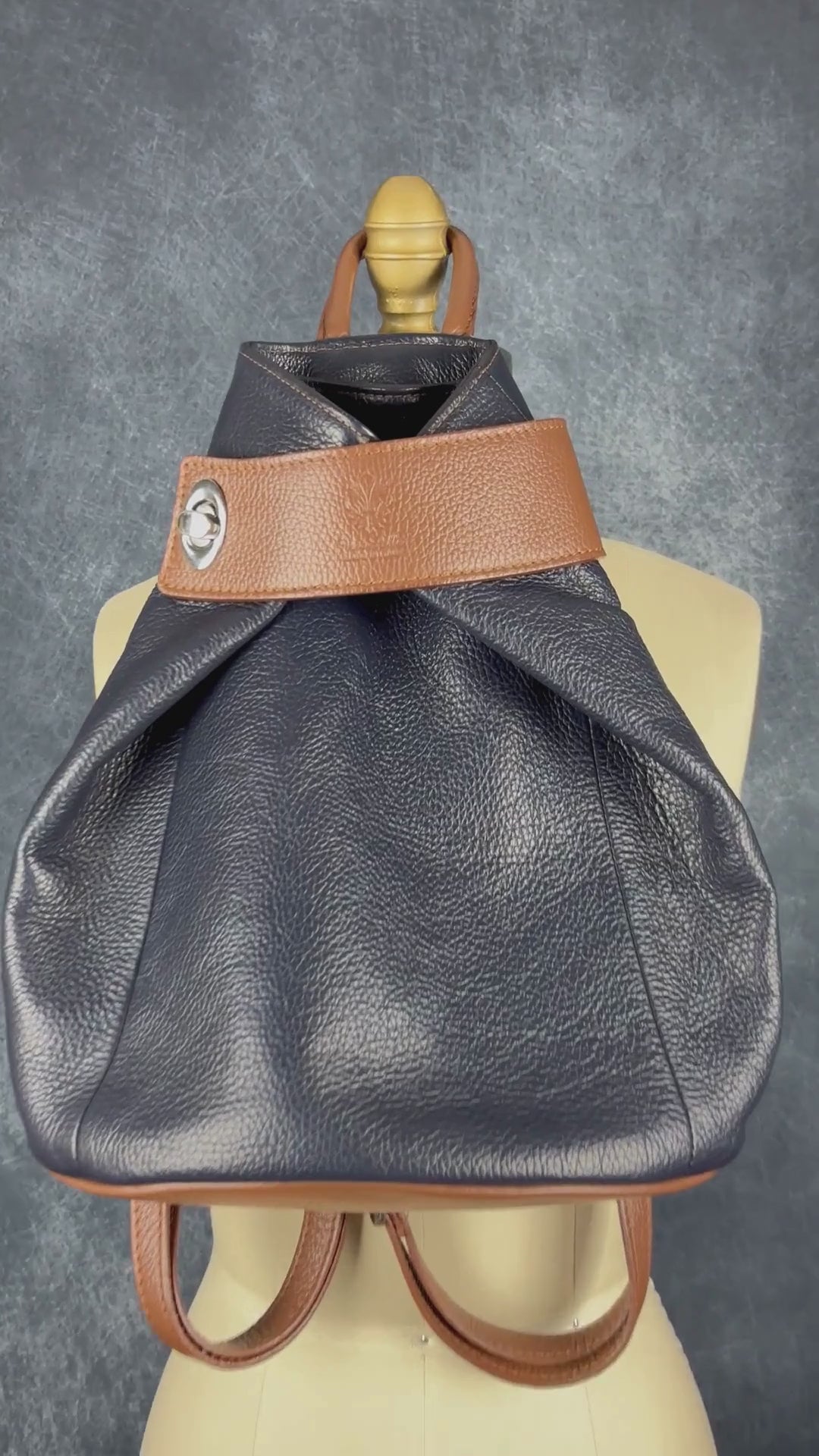 Sac à dos marine et brun en cuir Vera Pelle. Vue de la vidéo qui présente tous les détails du sac.