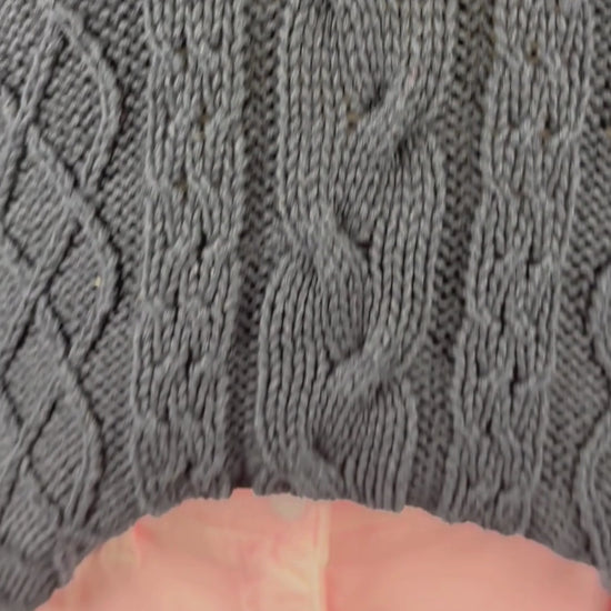 Chandail tunique en tricot de coton torsadé marine à col roulé Ça va de soi, taille medium. Vue de la vidéo qui présente tous les détails du chandail.