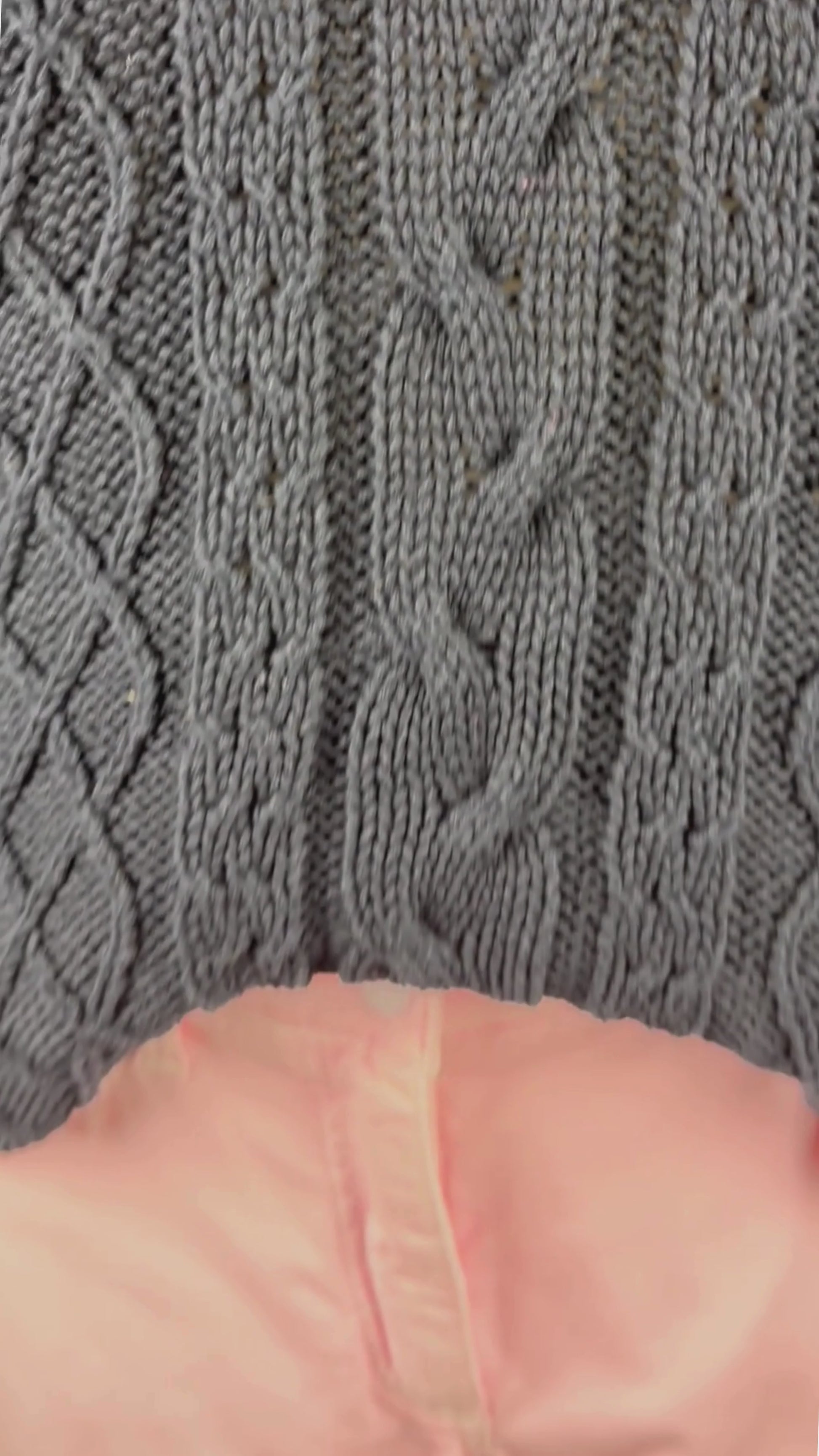 Chandail tunique en tricot de coton torsadé marine à col roulé Ça va de soi, taille medium. Vue de la vidéo qui présente tous les détails du chandail.