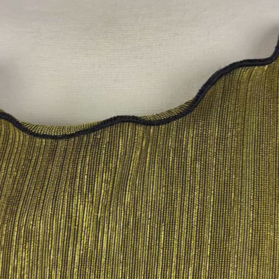 Chandail plissé chartreuse dorée liséré noir Danielle Nault, taille medium. Vue de la vidéo qui présente tous les détails du chandail.