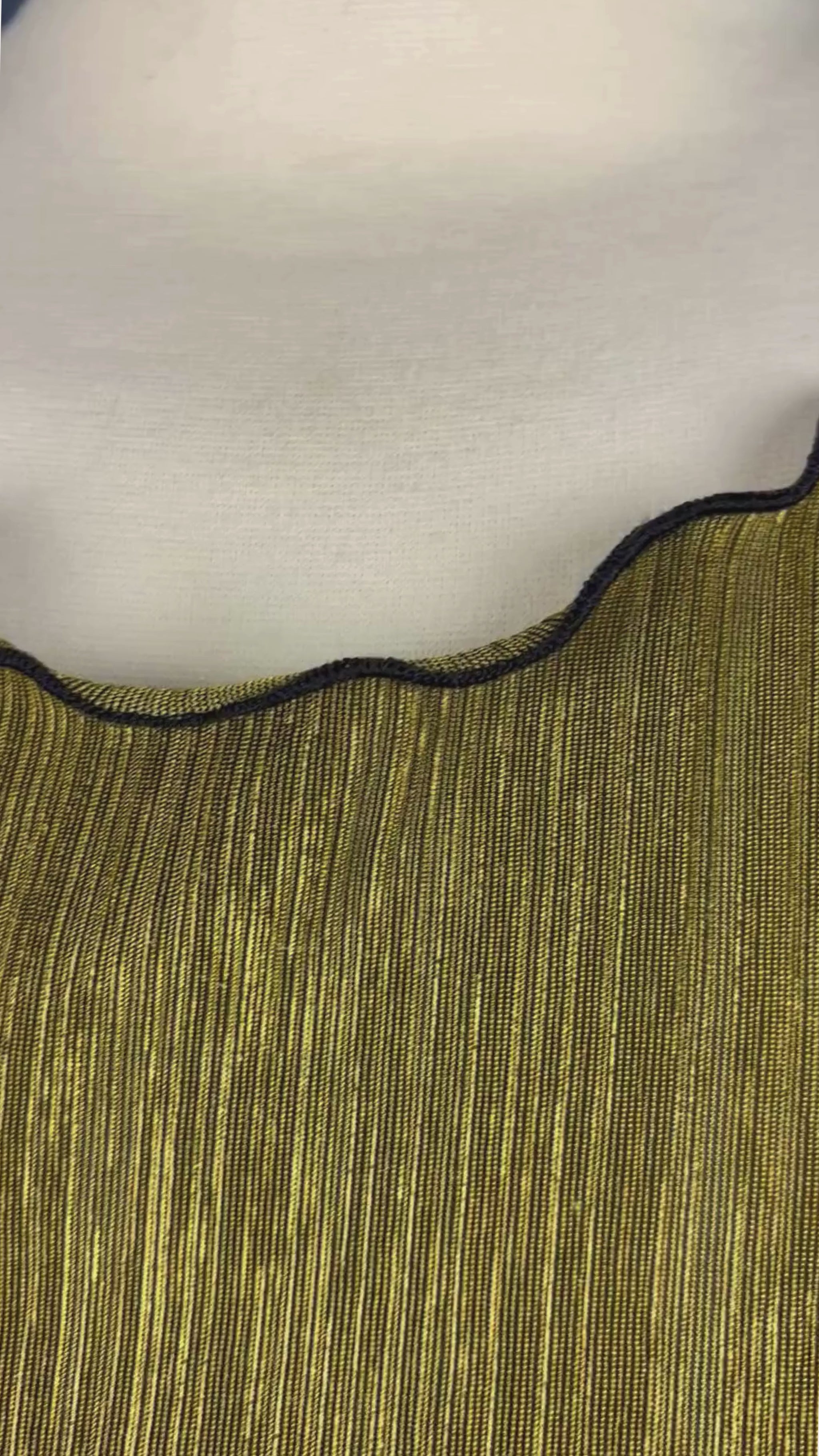 Chandail plissé chartreuse dorée liséré noir Danielle Nault, taille medium. Vue de la vidéo qui présente tous les détails du chandail.