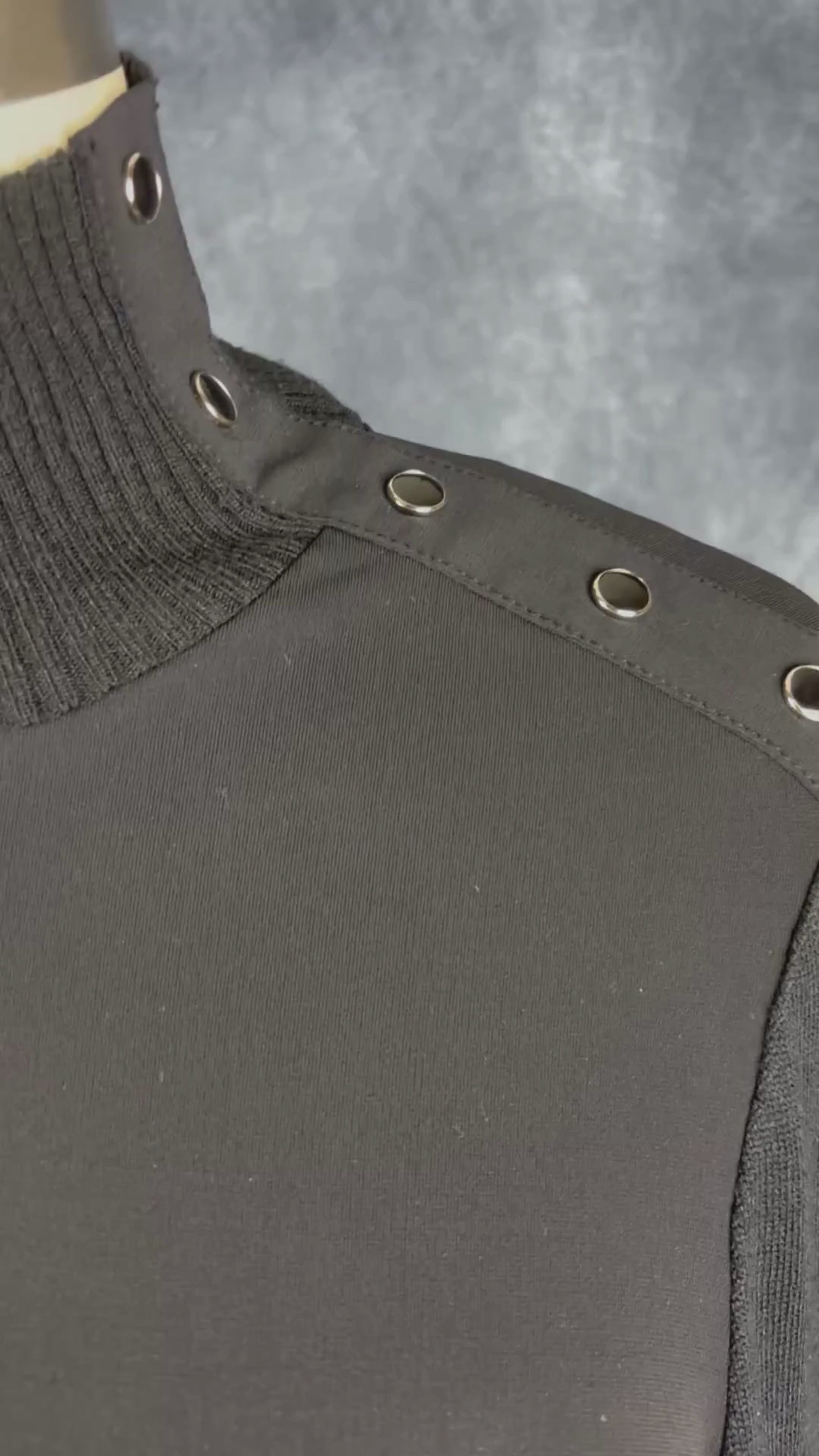 Chandail noir bi-matière à col montant I by Iris Setlakwe, taille small. Vue de la vidéo qui présente tous les détails du chandail.