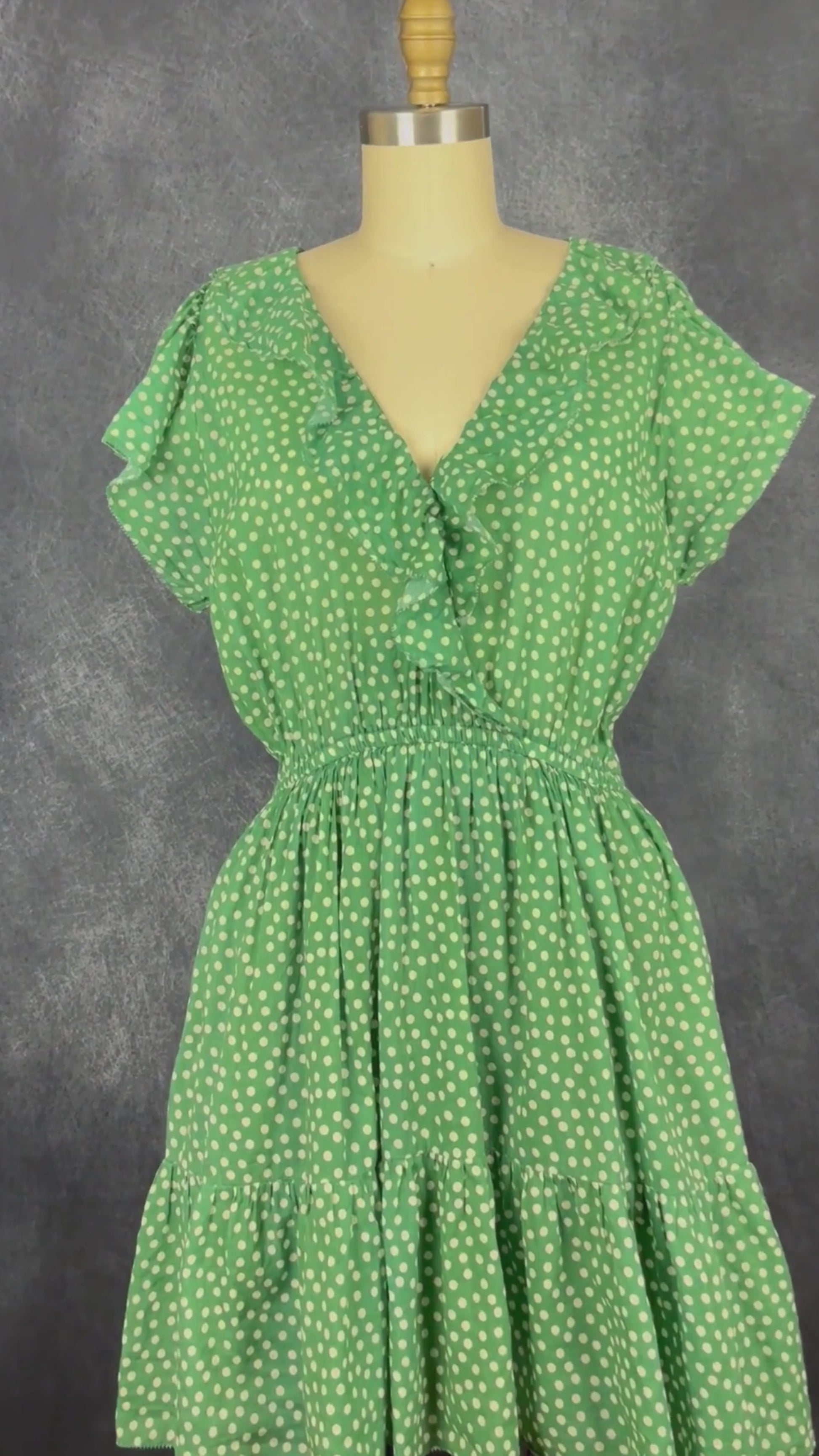 Robe verte à pois et volants Trovota Birds of Paradis, taille small. Vue de la vidéo qui présente tous les détails de la robe.