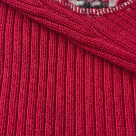 Chandail en tricot rouge à empiècements à motifs aux coudes et aux épaules Marc Aurel, taille 40 (env. medium). Vue de la vidéo qui présente tous les détails du chandail.