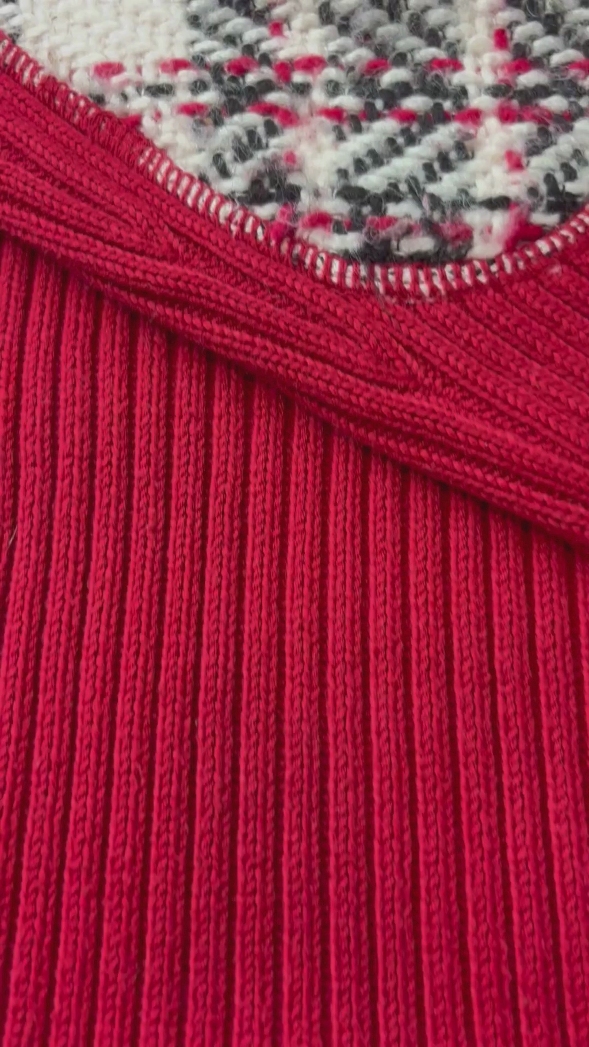 Chandail en tricot rouge à empiècements à motifs aux coudes et aux épaules Marc Aurel, taille 40 (env. medium). Vue de la vidéo qui présente tous les détails du chandail.