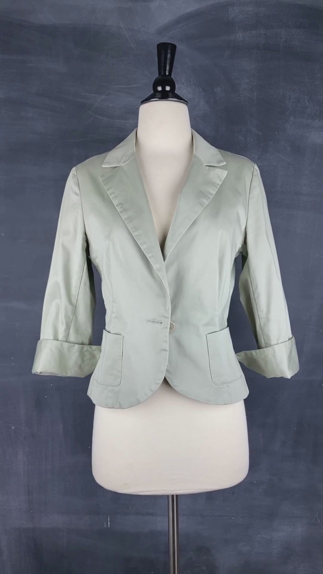 Veston court de couleur sauge, marque Sinéquanone, taille 40 (small-médium). Vue de la vidéo qui présente tous les détails du blazer.