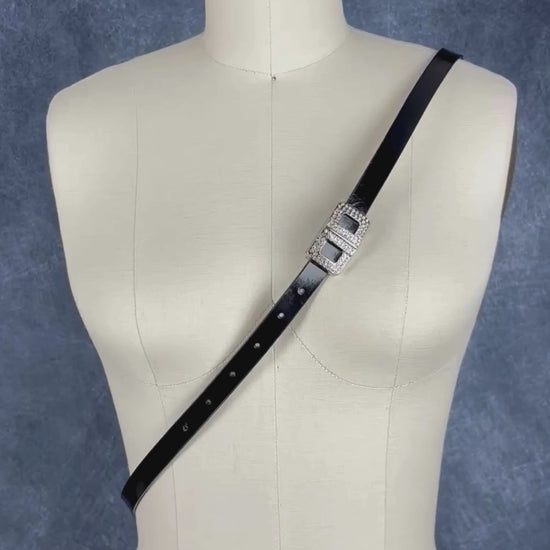 Ceinture fine en cuir vernis noir avec boucle sertie de cristaux étincelants Calvin Klein, taille xl. Vue de la vidéo qui présente les détails de la ceinture.