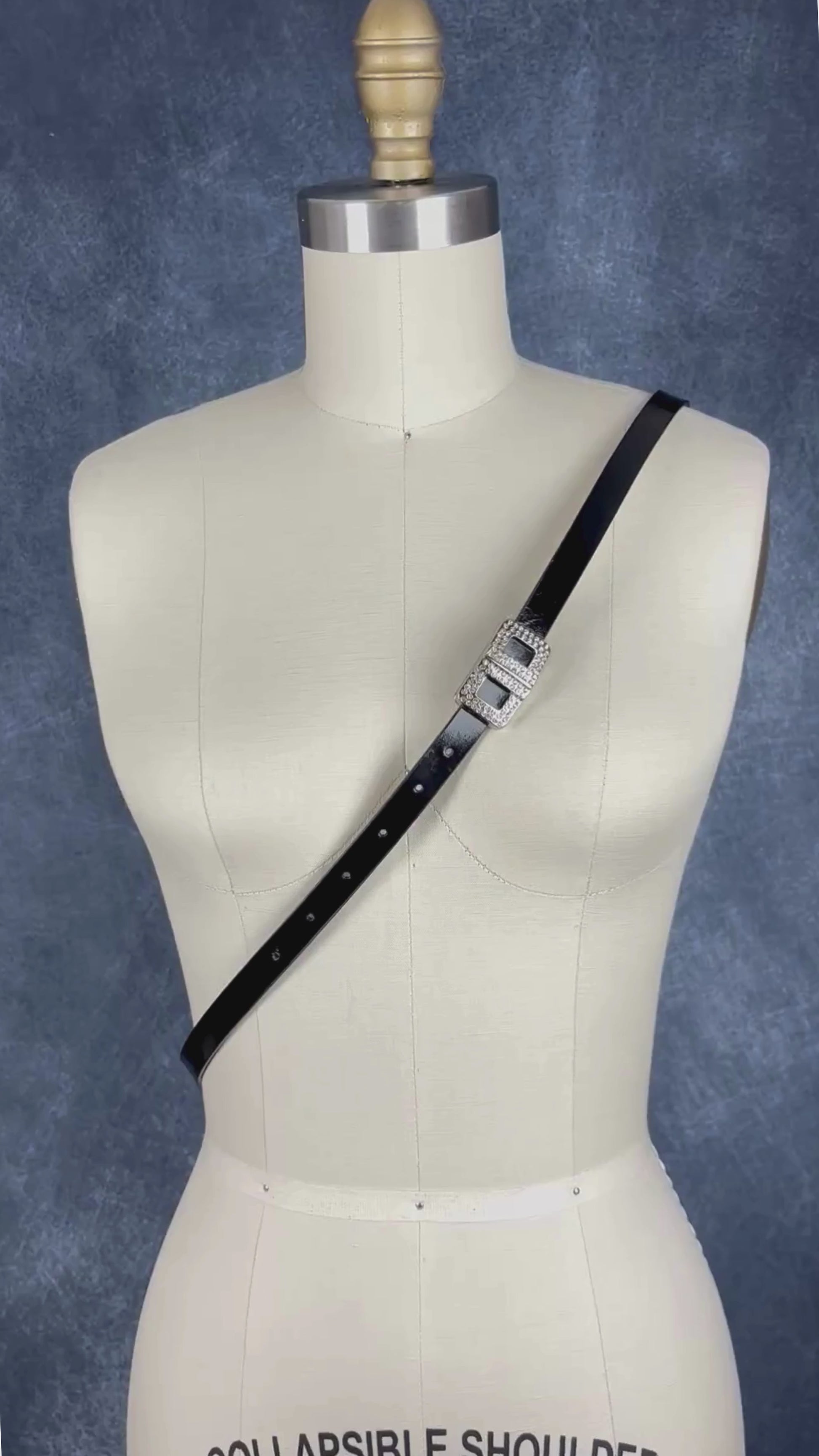 Ceinture fine en cuir vernis noir avec boucle sertie de cristaux étincelants Calvin Klein, taille xl. Vue de la vidéo qui présente les détails de la ceinture.