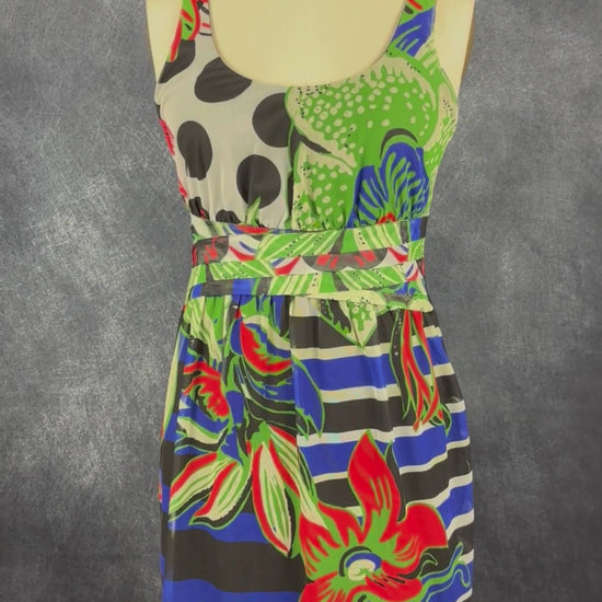 Robe noire à devant coloré sur fin voilage Desigual, taille small, mais peut faire aussi xs. Vue de la vidéo qui présente tous les détails de la robe.